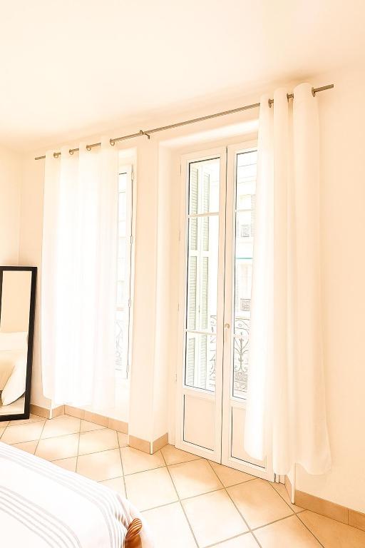Charming & roomy apartment with balcony heart of Nice - 2
