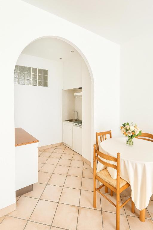 Charming & roomy apartment with balcony heart of Nice - 3