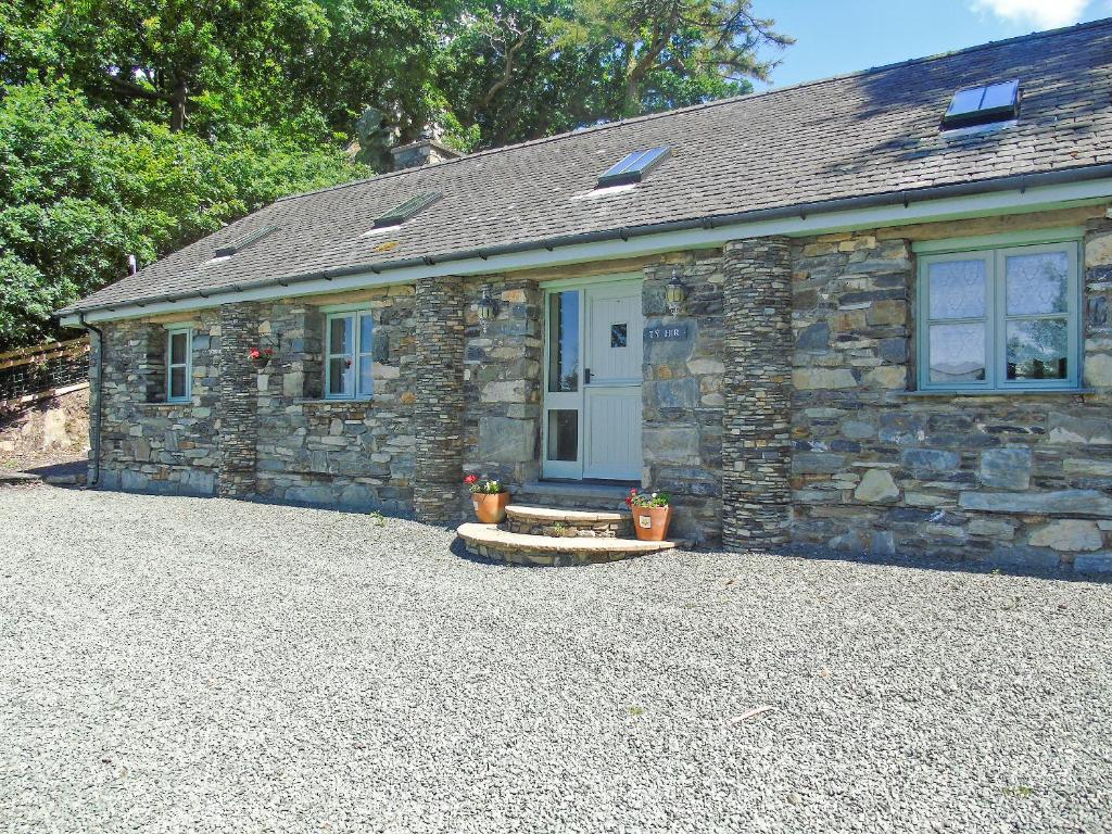 Ty Hir - pet-friendly farm cottage near Fairbourne, Snowdonia