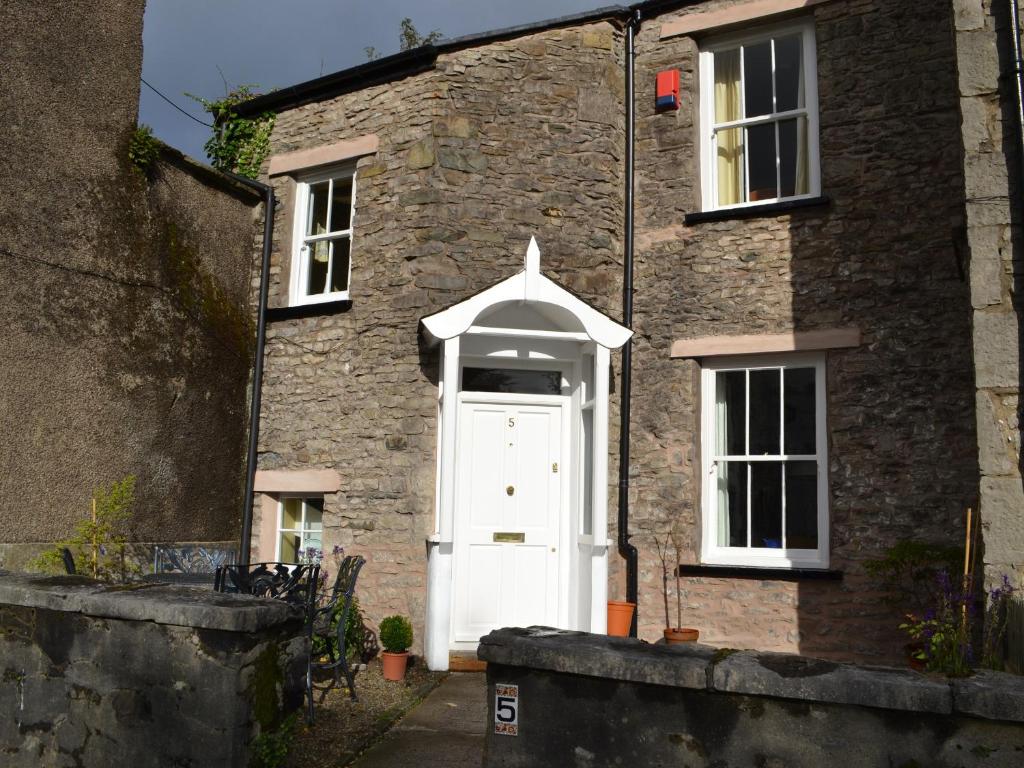Church Walk Cottage, Kendal - dog-friendly whole-house cottage with a back yard