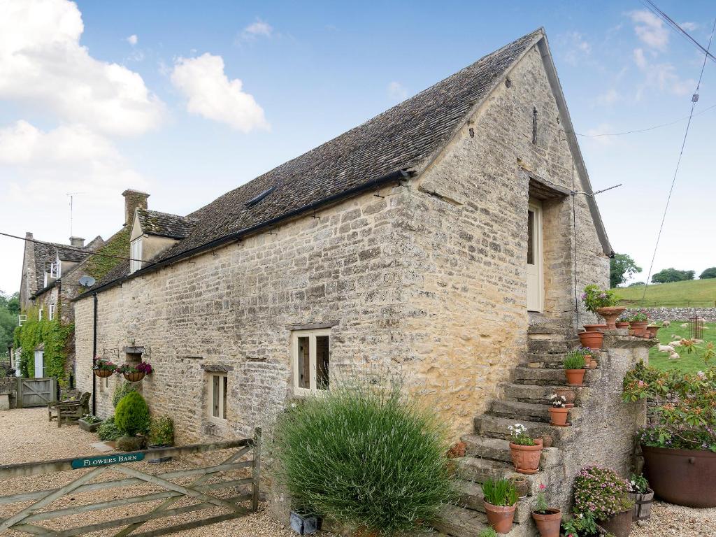 Flowers Barn exterior - pet-friendly cottage near Cirencester