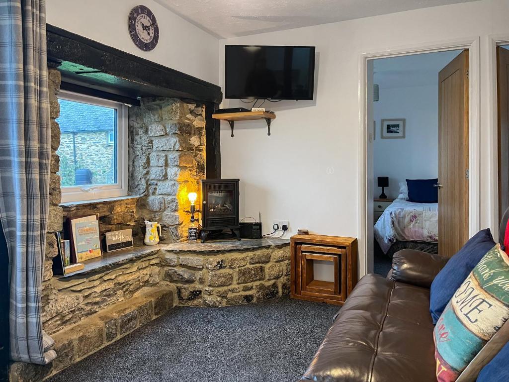 Culver Cottage exterior - pet-friendly holiday cottage near Looe, Cornwall