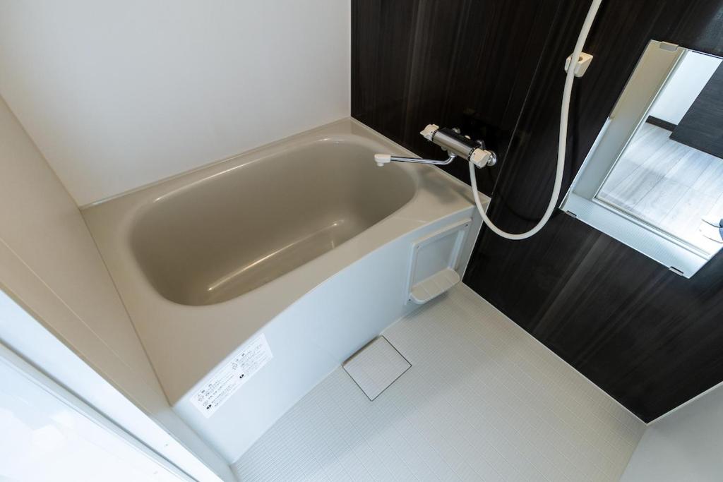 Tokyo Skytree 301 Elegance Blue Twin Room bath WC