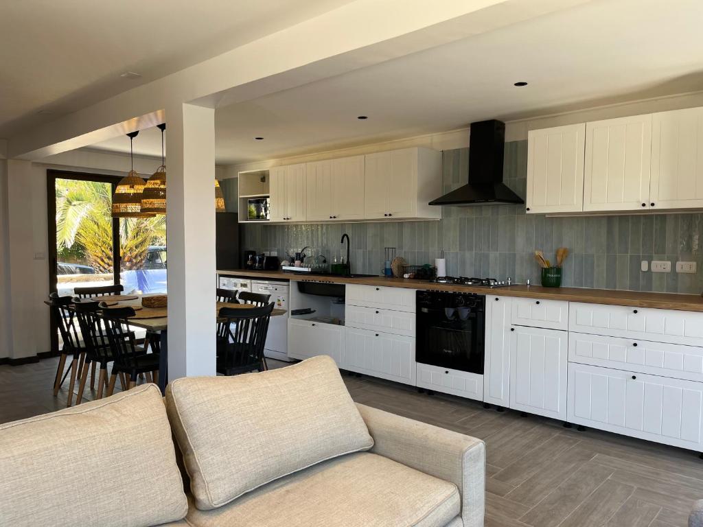 Casa en Laguna de Zapallar a pasos de la playa, recién remodelada - 2