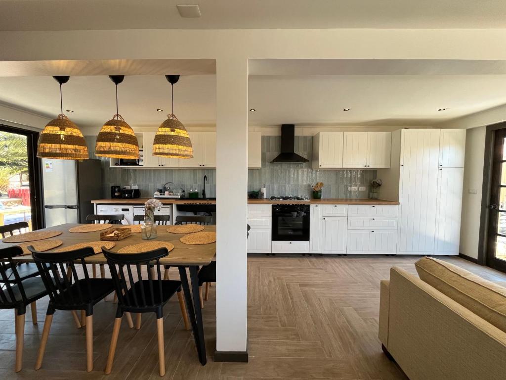 Casa en Laguna de Zapallar a pasos de la playa, recién remodelada - 1