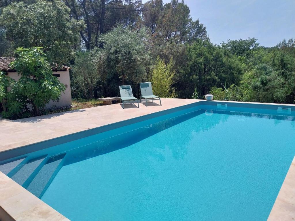 Idéale pour couple - Maison en Provence avec piscine et grand terrain - 2