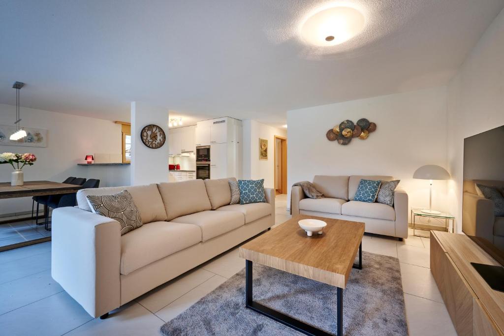 Great Location, Spacious, nice views, modern - 3