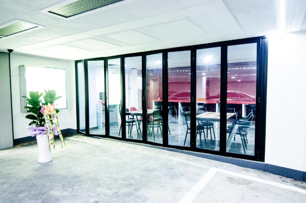 Shared lounge/TV area