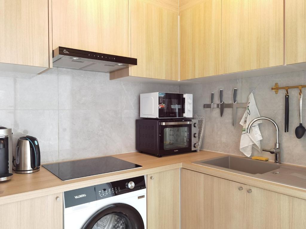 Modern 2-Bed Apt 80m2 with Elevator FREE Parking N19-25 - 4