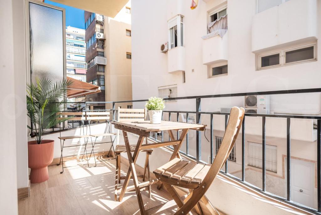 Central retreat with balcony, steps to beach REMS - 4