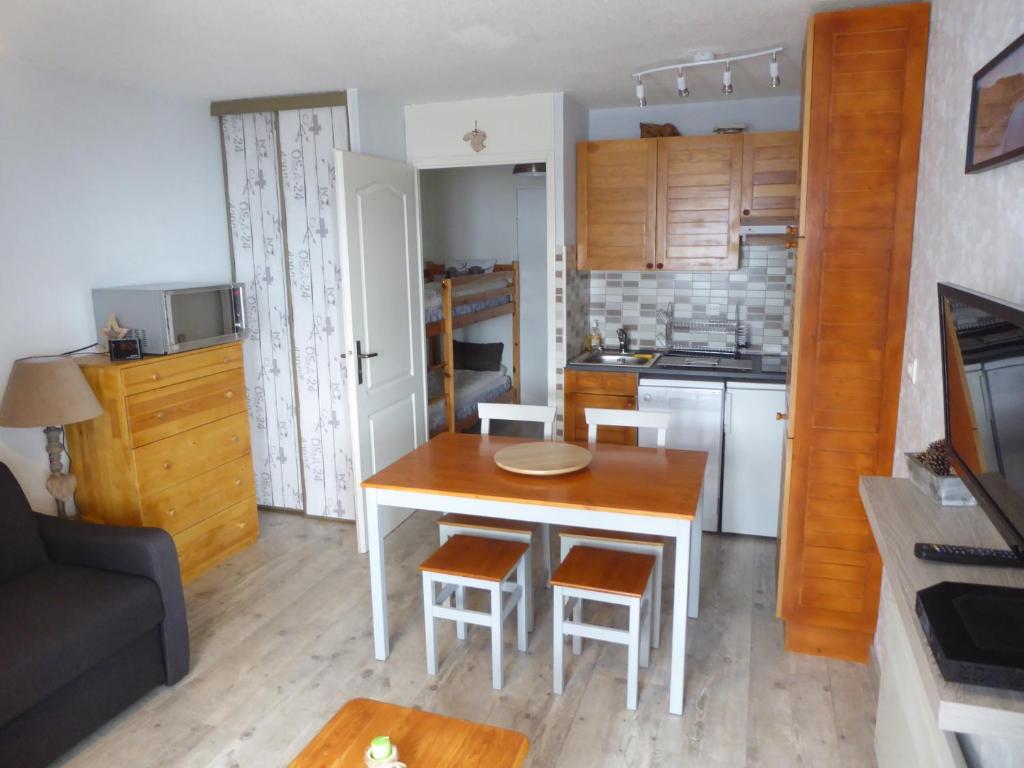 studio cabine résidence les Airelles 2 adultes 2 enfants parking casier à skis balcon vue lac --location toutes saisons-- - 1