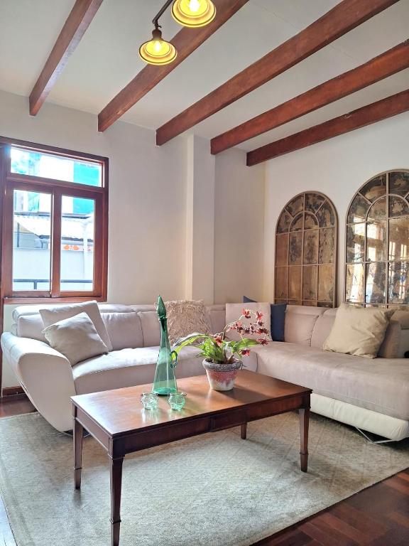 Historic Quinta, Heart of Miraflores, 2 Bedroom Apartment - 2
