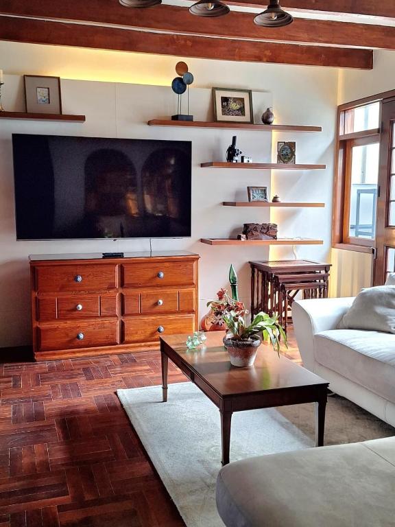 Historic Quinta, Heart of Miraflores, 2 Bedroom Apartment - 1