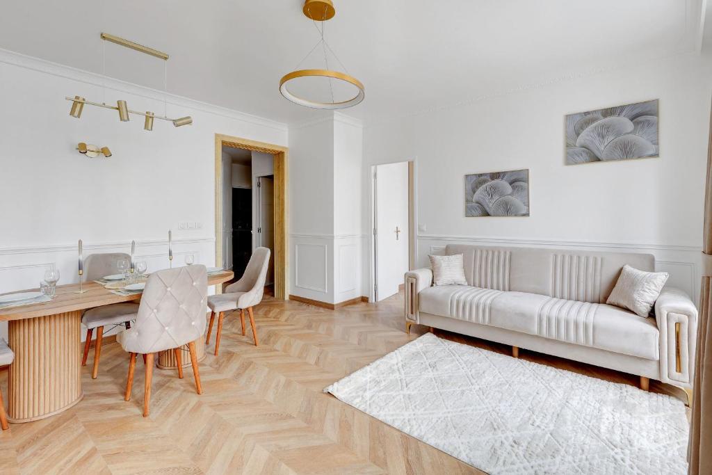 High end Parisian 3 room apartment 10th arrondissement - 4