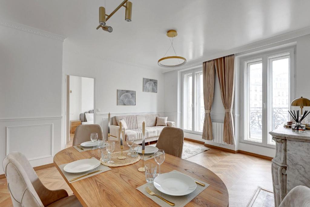High end Parisian 3 room apartment 10th arrondissement - 2