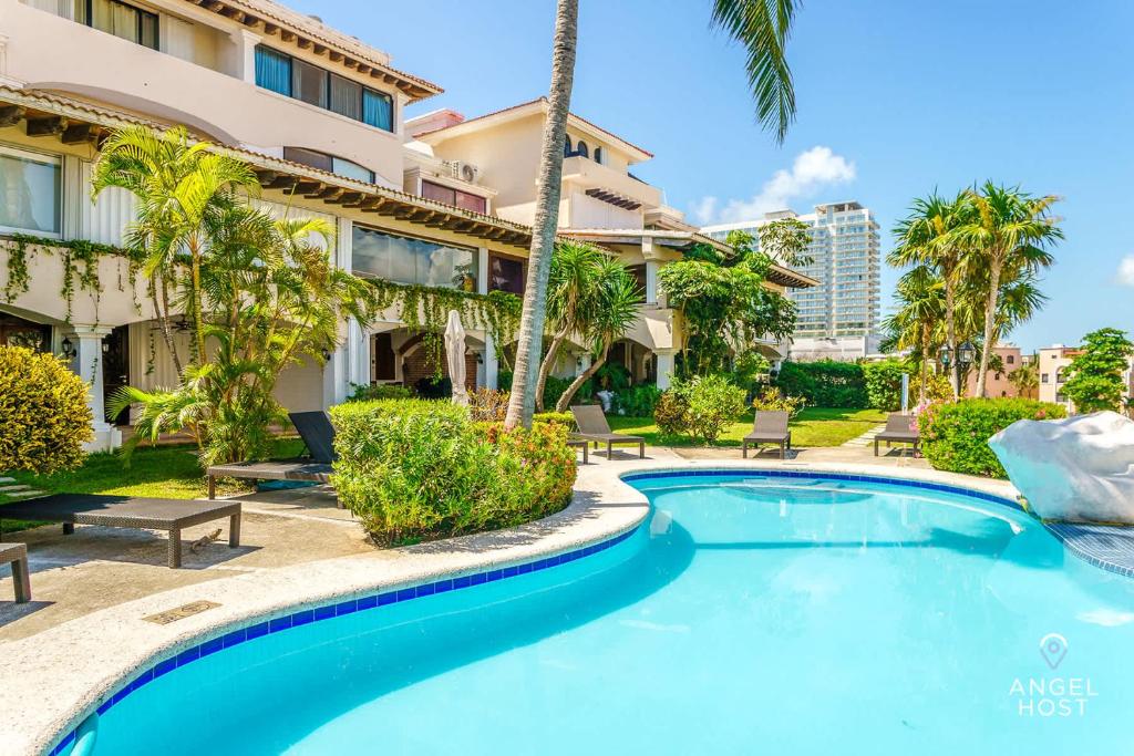 Oceanside Beach house Pool & Short walk to Beach - 1