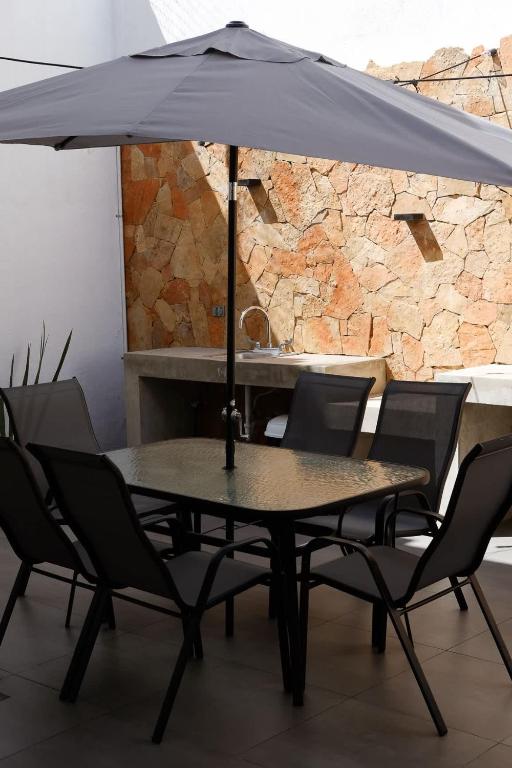 Modern House with Jacuzzi & Grill 3BR - 5