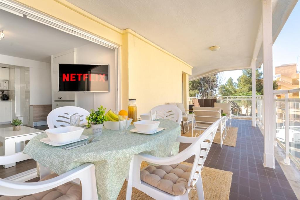 2-Bedroom Apartment with Terrace & Parking, 3 Min from Beach - 2