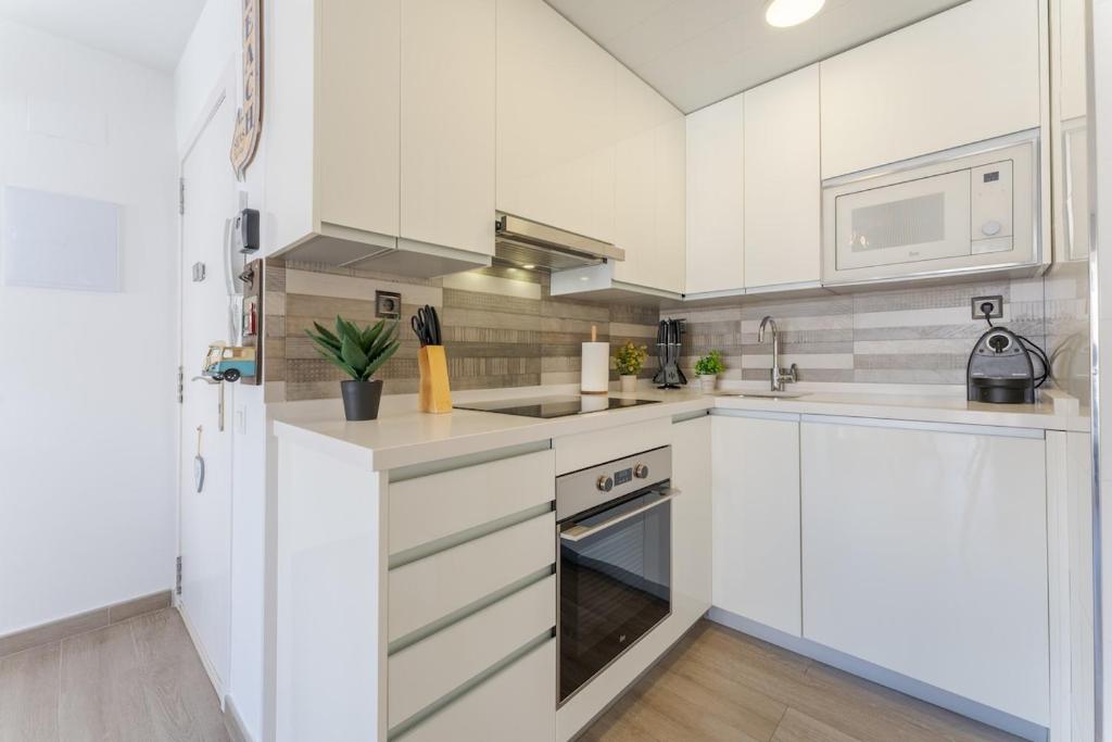 2-Bedroom Apartment with Terrace & Parking, 3 Min from Beach - 4