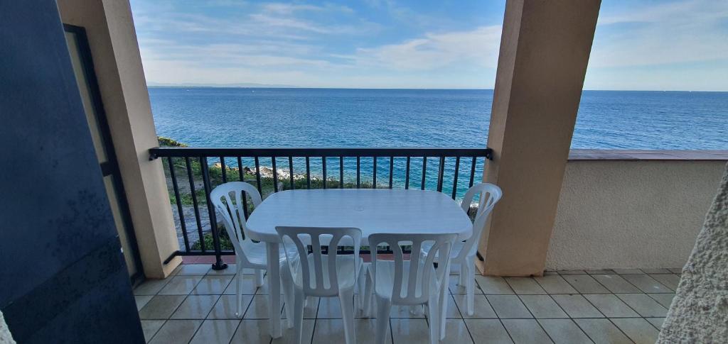 Pieds dans l'eau, T3, vue mer, terrasse, plage - 1