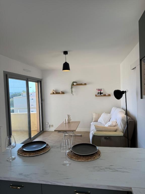 3-room apartment in Antibes - Swimming pool - Sea view - 4