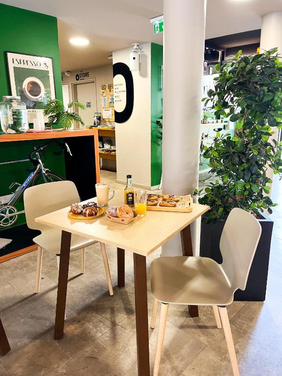 The People - Tours의 공용 주방 시설 모습