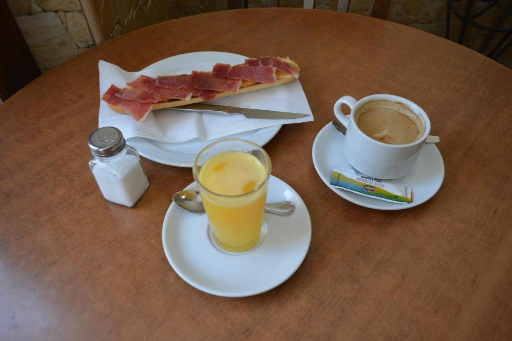 Amparo Home Family Stay near ADDA, Plaza de Toros & General Hospital - 4