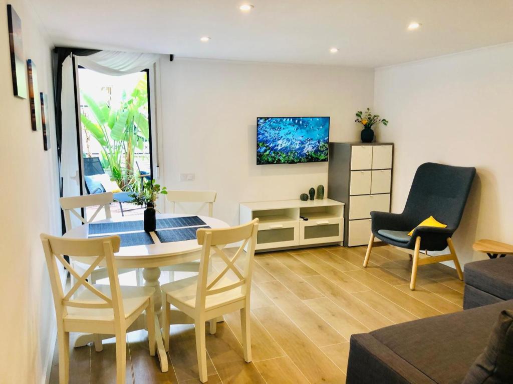 101 - Beachside Renovated 1BR apt w private garden - 1