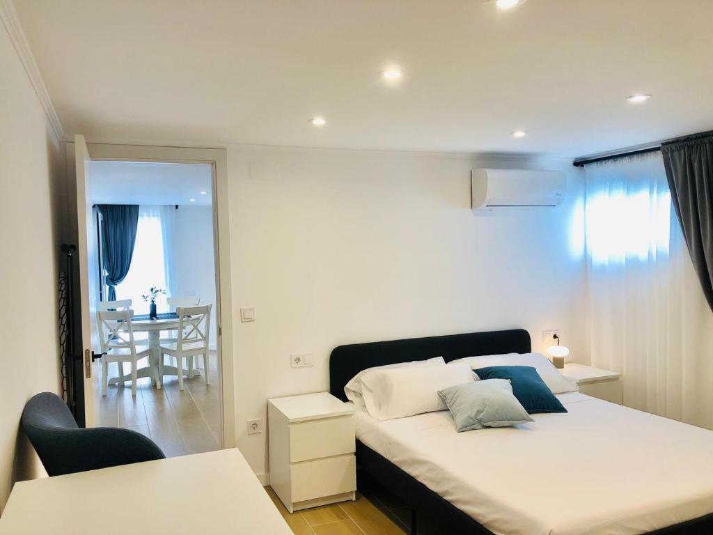 101 - Beachside Renovated 1BR apt w private garden - 2