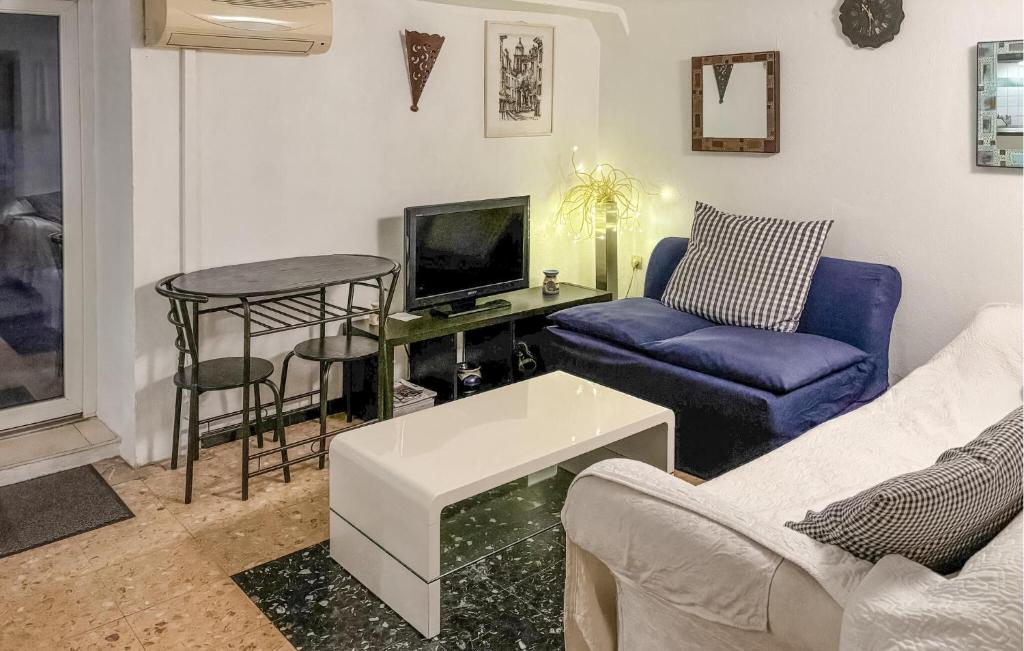 Lovely Apartment In Cogolin With Swimming Pool - 4