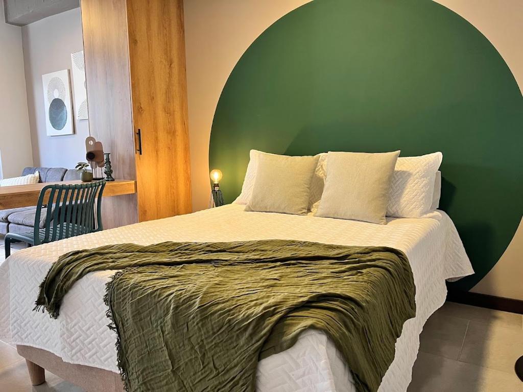 Aparta estudios primer piso con escritorio - 1