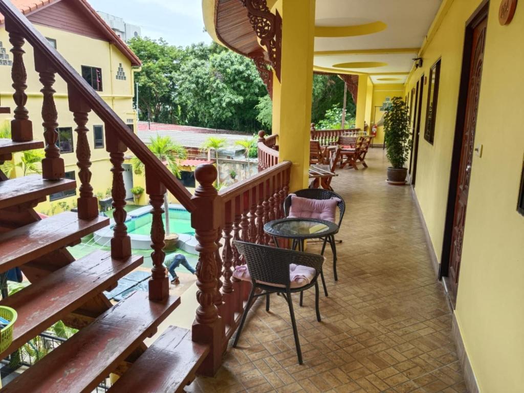 Balcony/terrace, Phratamnak Inn in Pattaya
