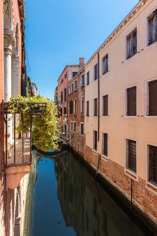 Ca' Romantica terrace with Balcony and side Canal view - 5
