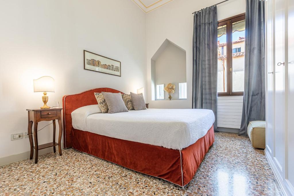 Ca' Romantica terrace with Balcony and side Canal view - 3