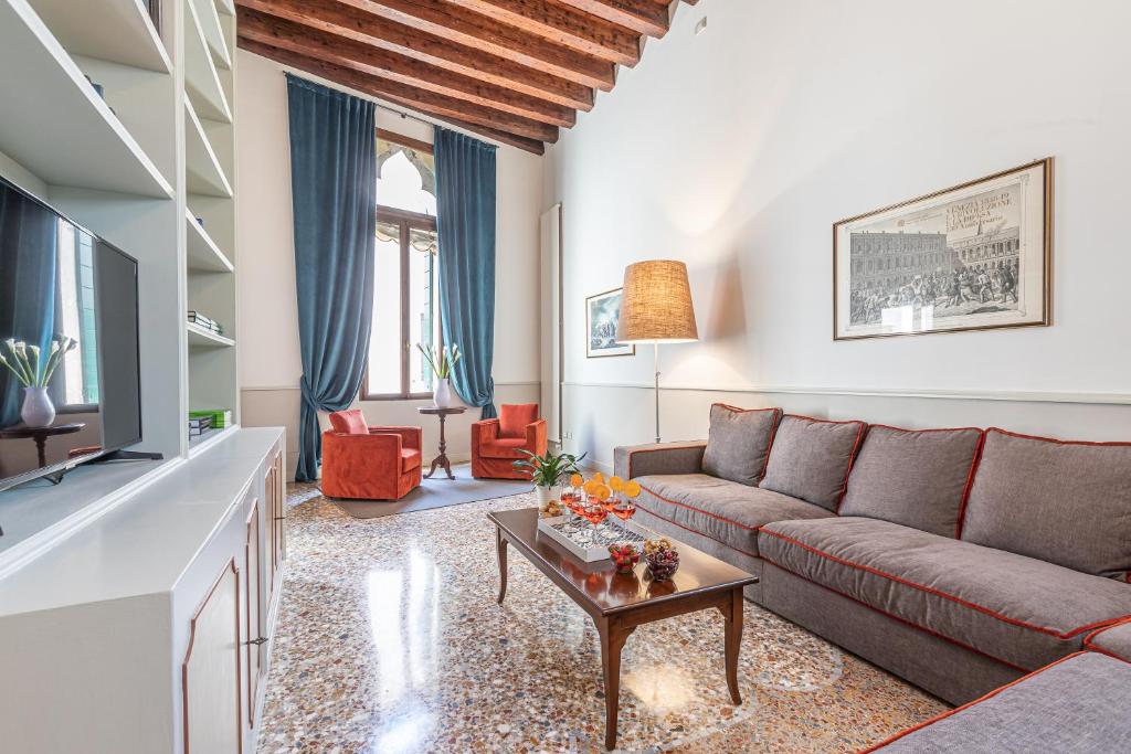 Ca' Romantica terrace with Balcony and side Canal view - 1
