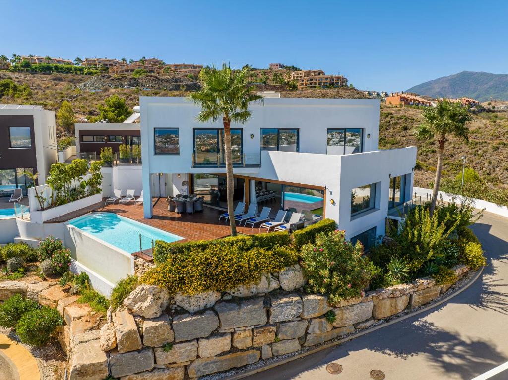 VACATION MARBELLA I Villa Paraiso The View, 6 BDR, Modern Villa, Infinity Heated Pool, Gated Community, Cinema Room, Sea View, Golf Courses - 1