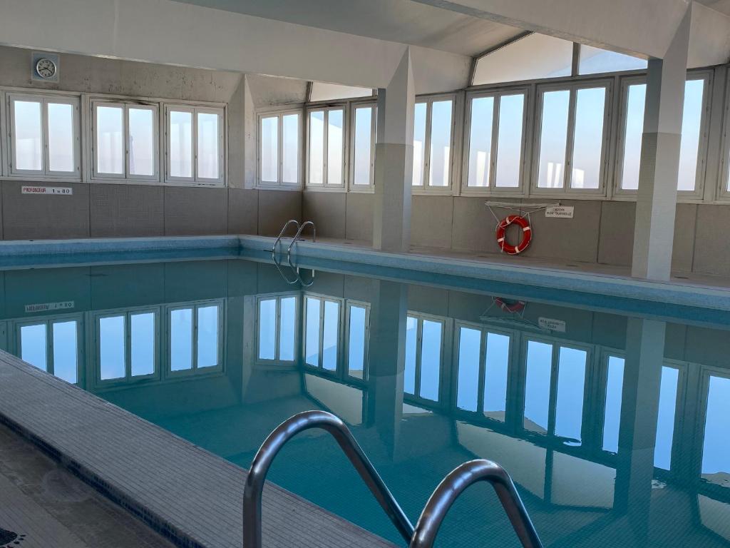 Eiffel Tower View & Pool - 4
