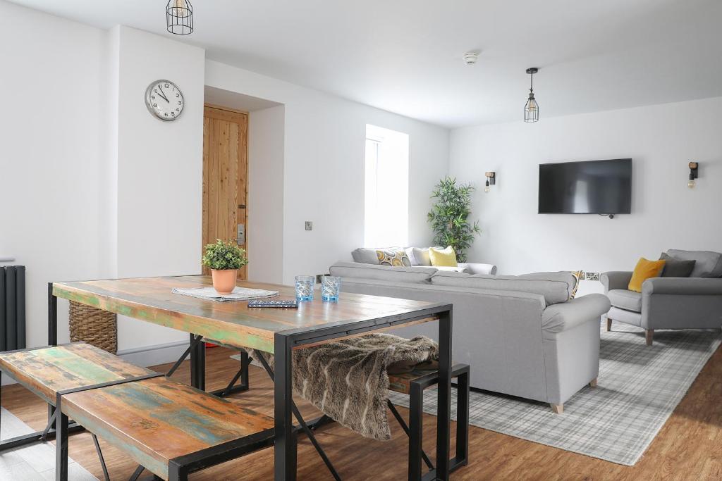 Shared lounge/TV area, Cairn Hotel in Edinburgh