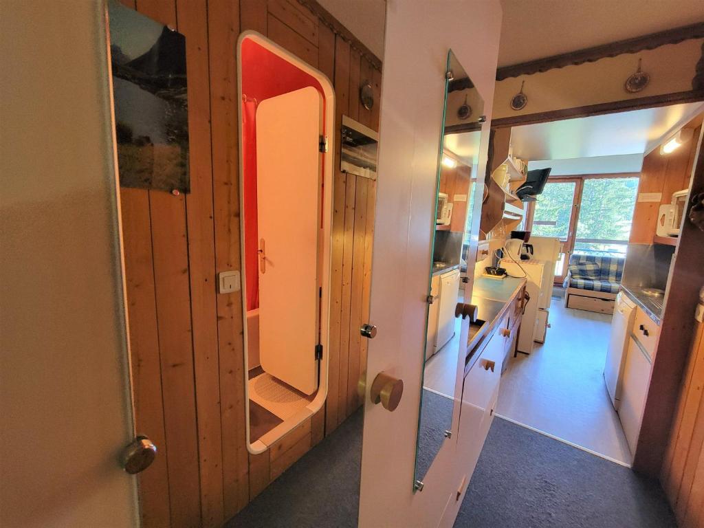 Studio ski aux pieds avec balcon et TV - FR-1-346-493 - 3