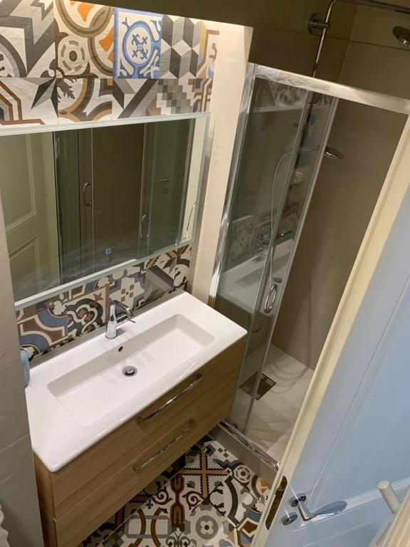2 beds-2 full baths,AC, lift-balcony, parking - 4