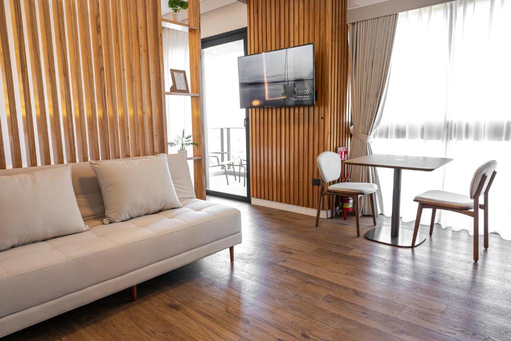 Design, Comfort, Ultra-Fast WiFi and Balcony View - 5