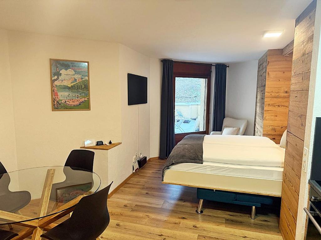 CB102-B - Bijou, Holz, zentral, mit Garage und Pool - 2