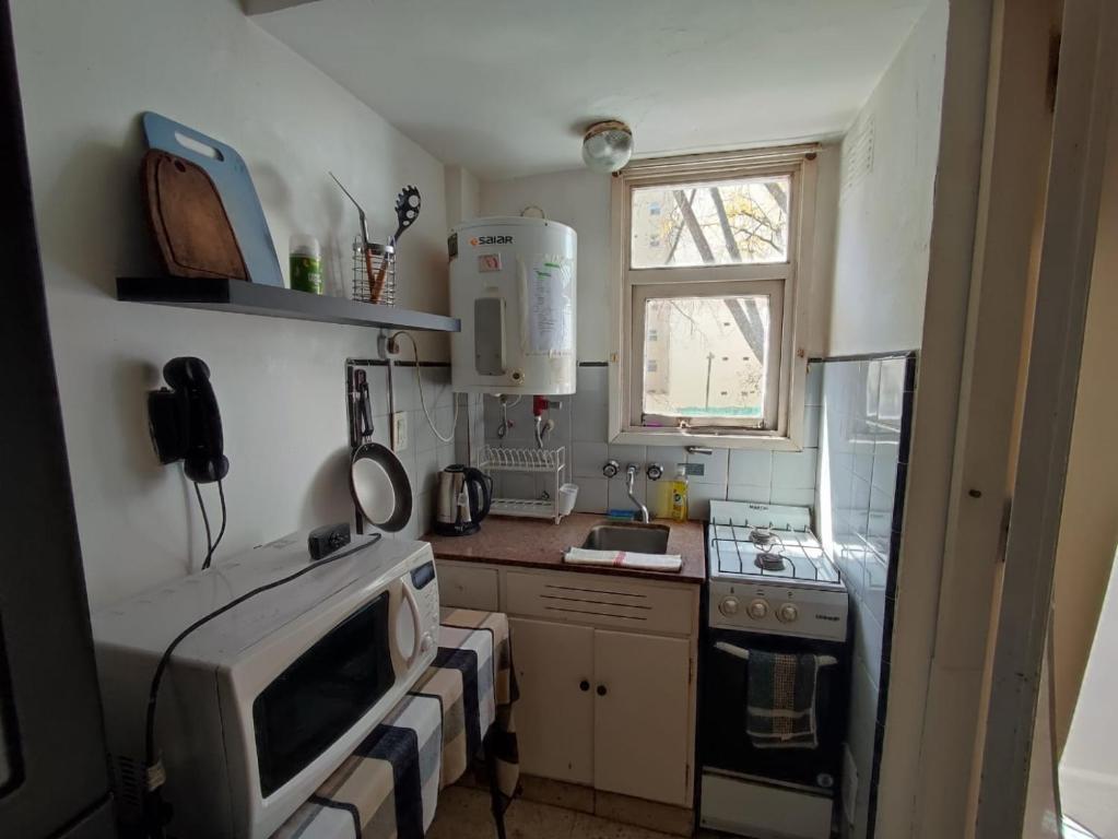 Un ambiente con balcon a la calle, excelente ubicación! - 5