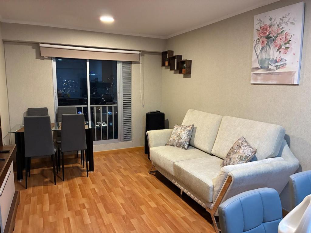 Spacious downtown apartment overlooking Parque de las Aguas - 1