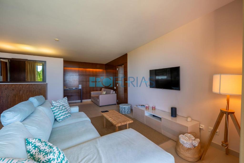 Shared lounge/TV area