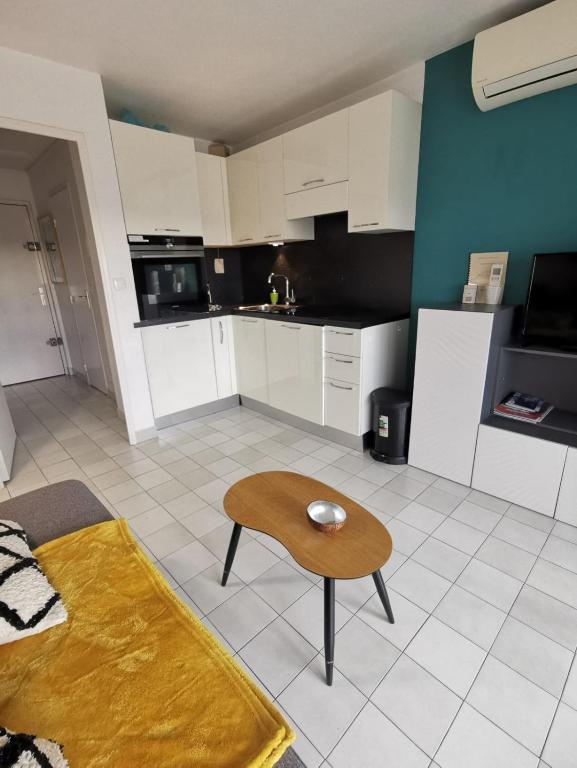 Studio Ciel d'Azur - Fréjus Plage - Tout à pied - Clim - WIFI - Parking - Etage élevé - Vue mer - 2