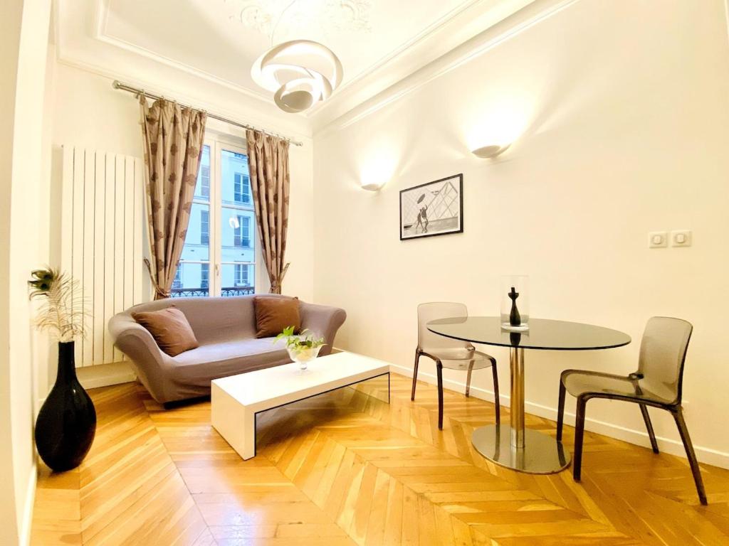 Design & Comfort between Arc de Triomphe & Eiffel Tower - 1