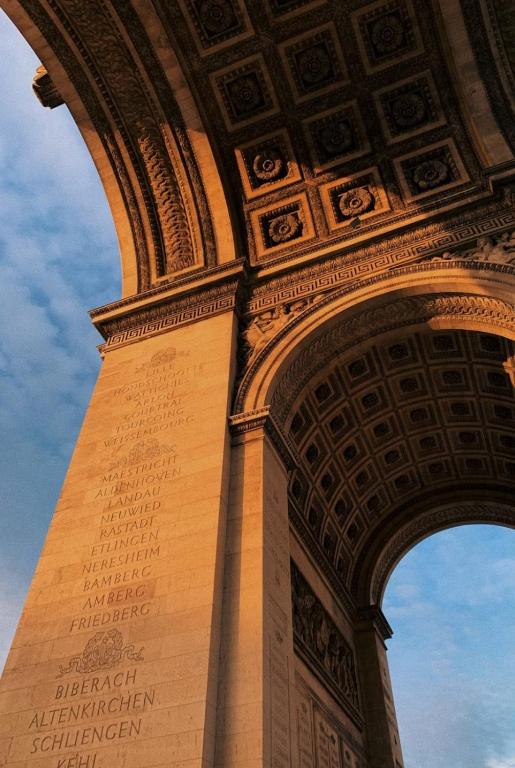 Design & Comfort between Arc de Triomphe & Eiffel Tower - 4