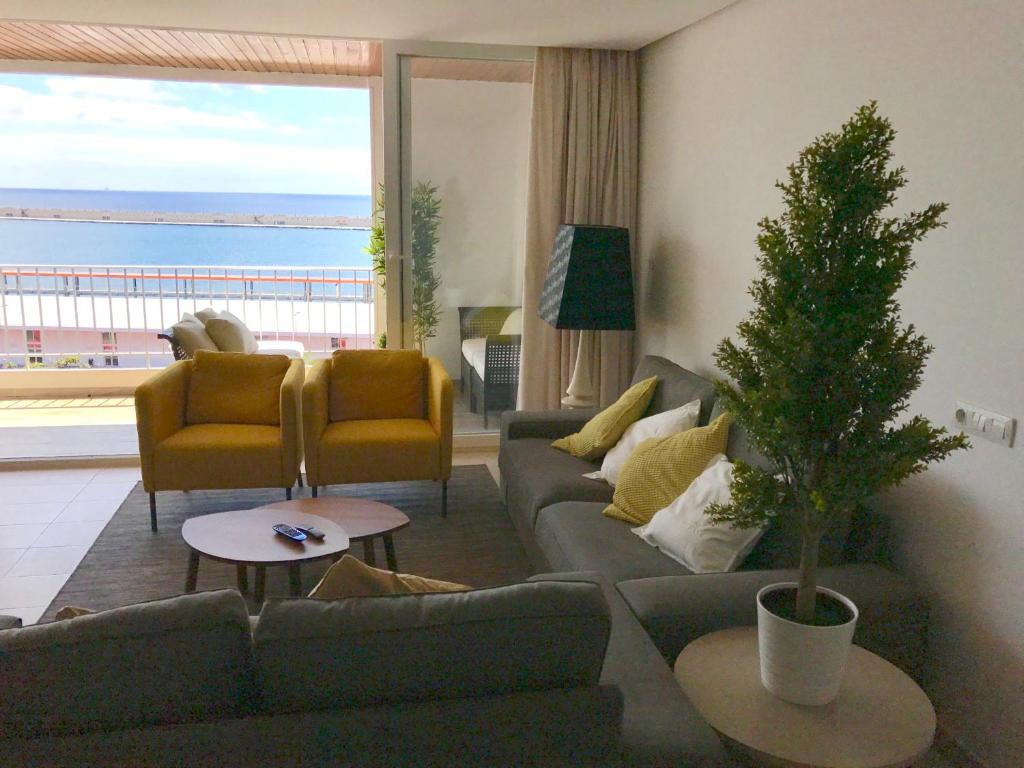 Fantastic 4 bedroom apartment with ocean views! - 2