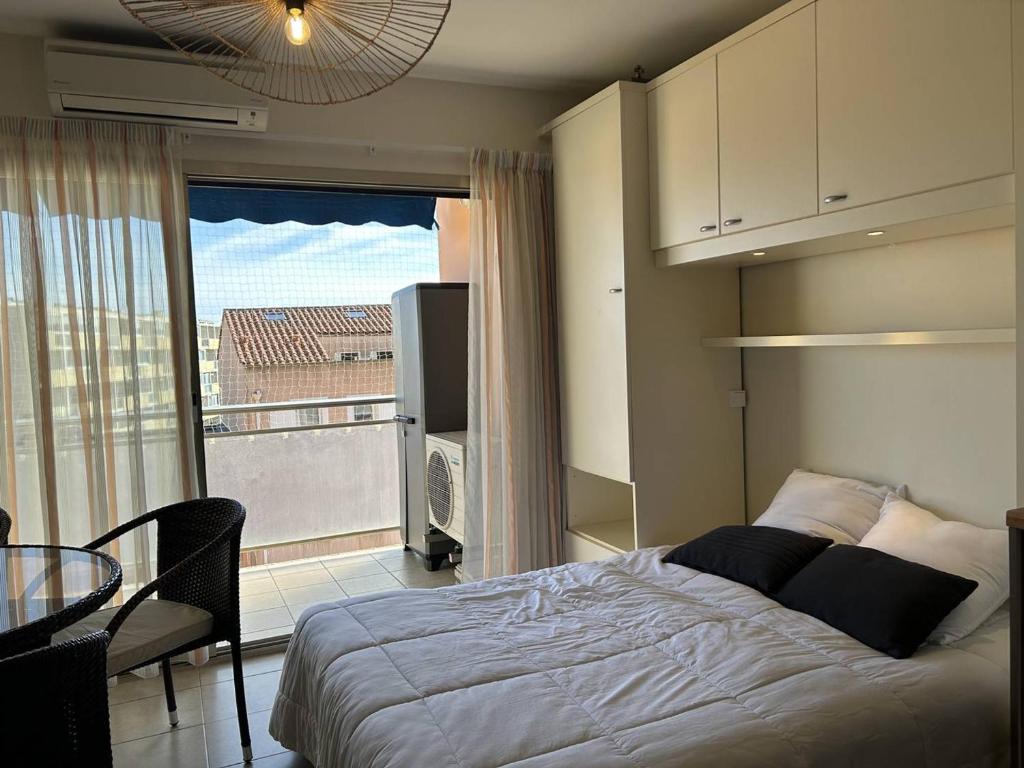 Studio au Lavandou, climatisé, avec terrasse vue mer et Wi-Fi - FR-1-251-879 - 3